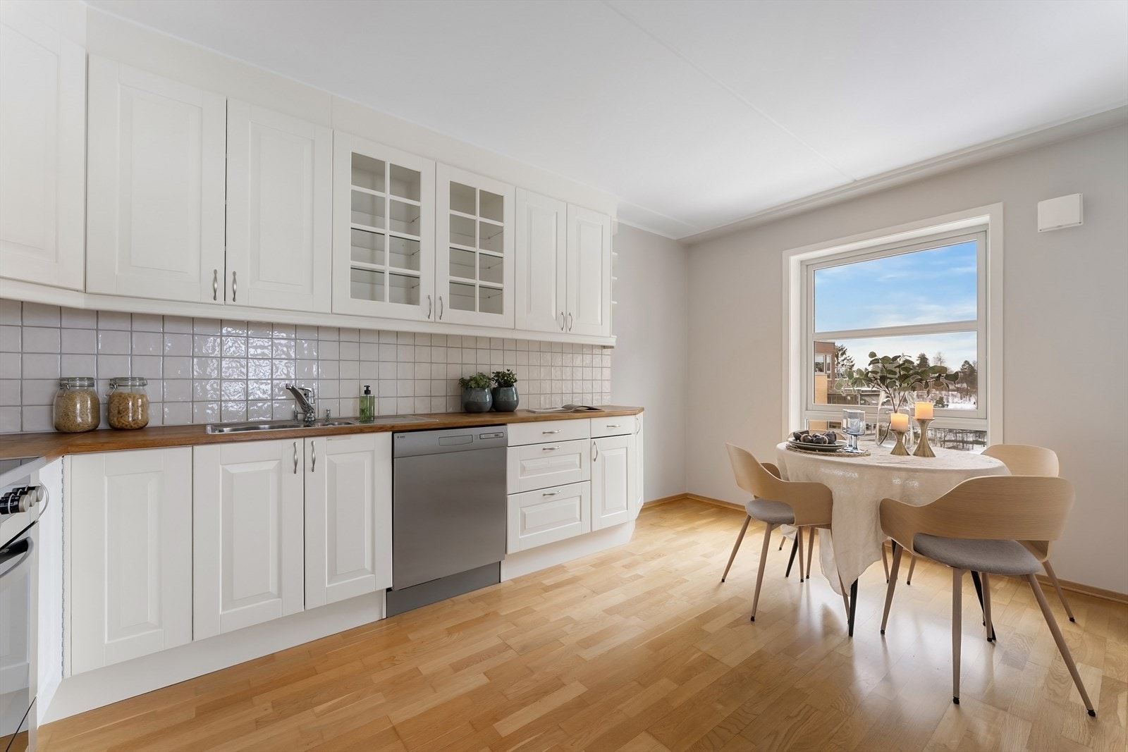 Det er utstyrt med kjøl-/fryseskap, oppvaskmaskin og komfyr. Galleribilde