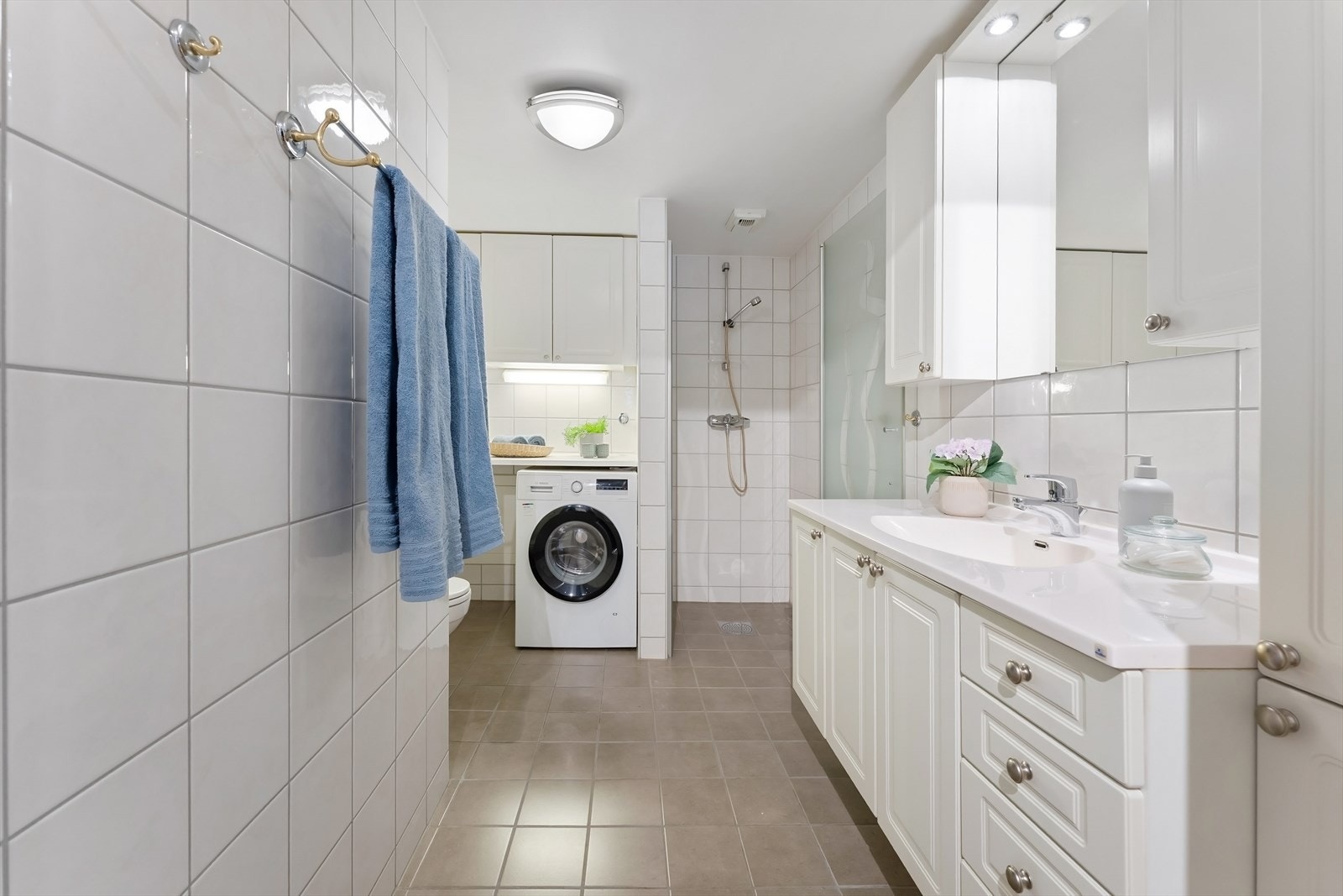 Badet er flislagt og har varmekabler i gulvet. Galleribilde