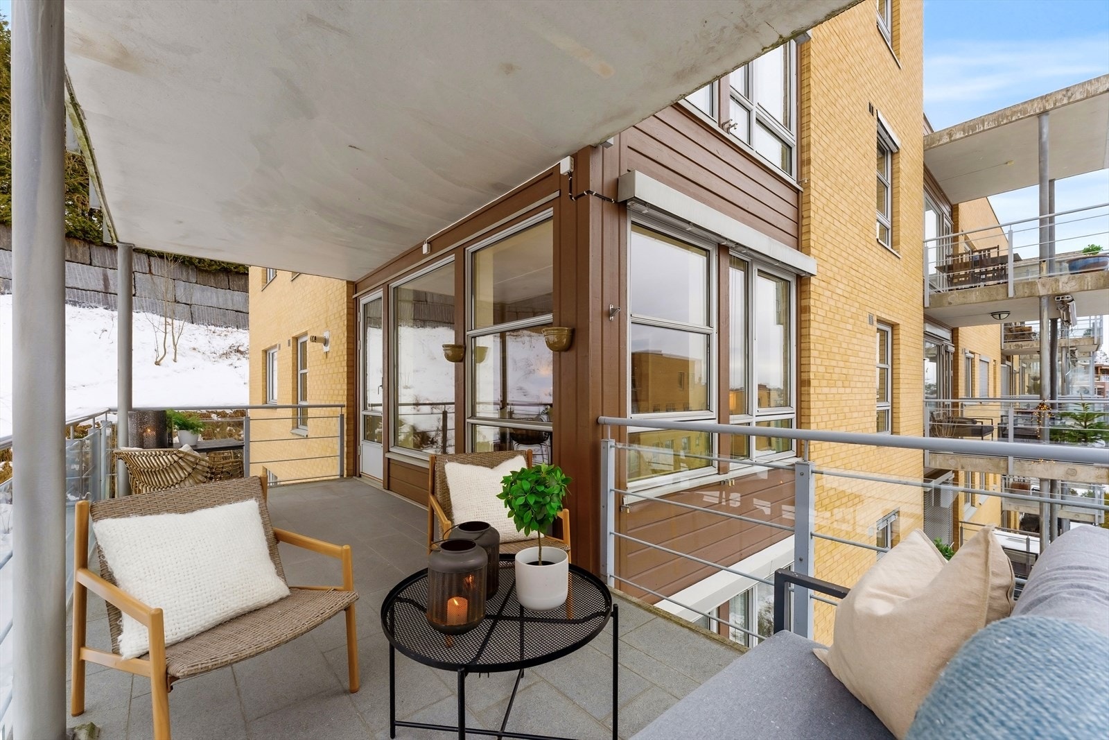 Flott og skjermet beliggenhet på hjørne av bygget. Galleribilde