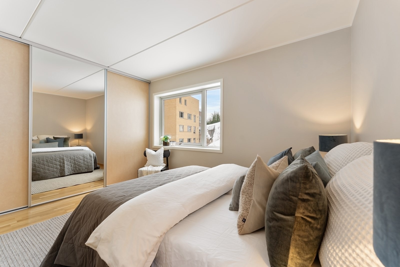 Det er montert skyvedørsgarderobe. Galleribilde