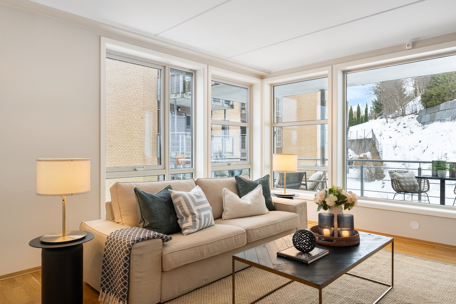 Store vindusflater, lyse veggoverflater og parkett på gulv. Galleribilde