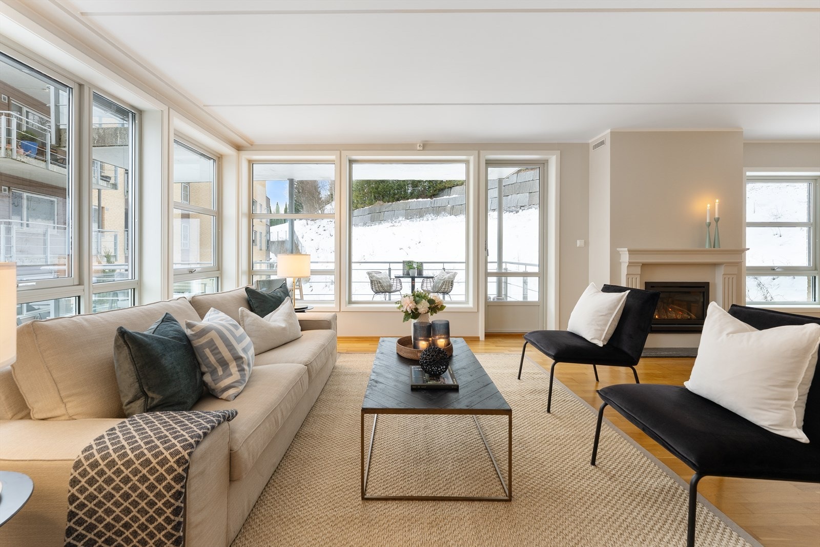 Det er god plass til både sofagruppe. Galleribilde