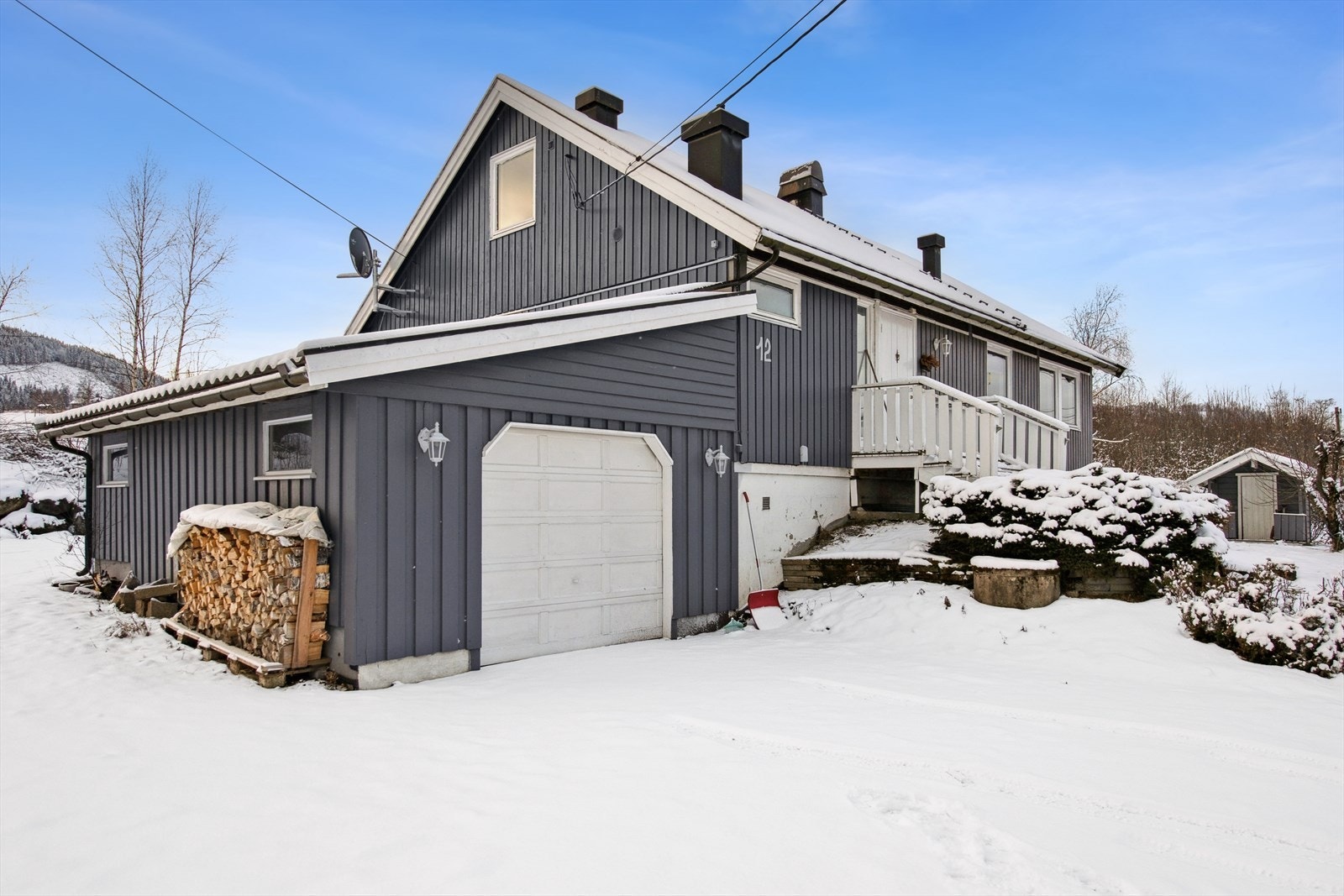 Inntilliggende garasje og gruset gårdsplass. Galleribilde