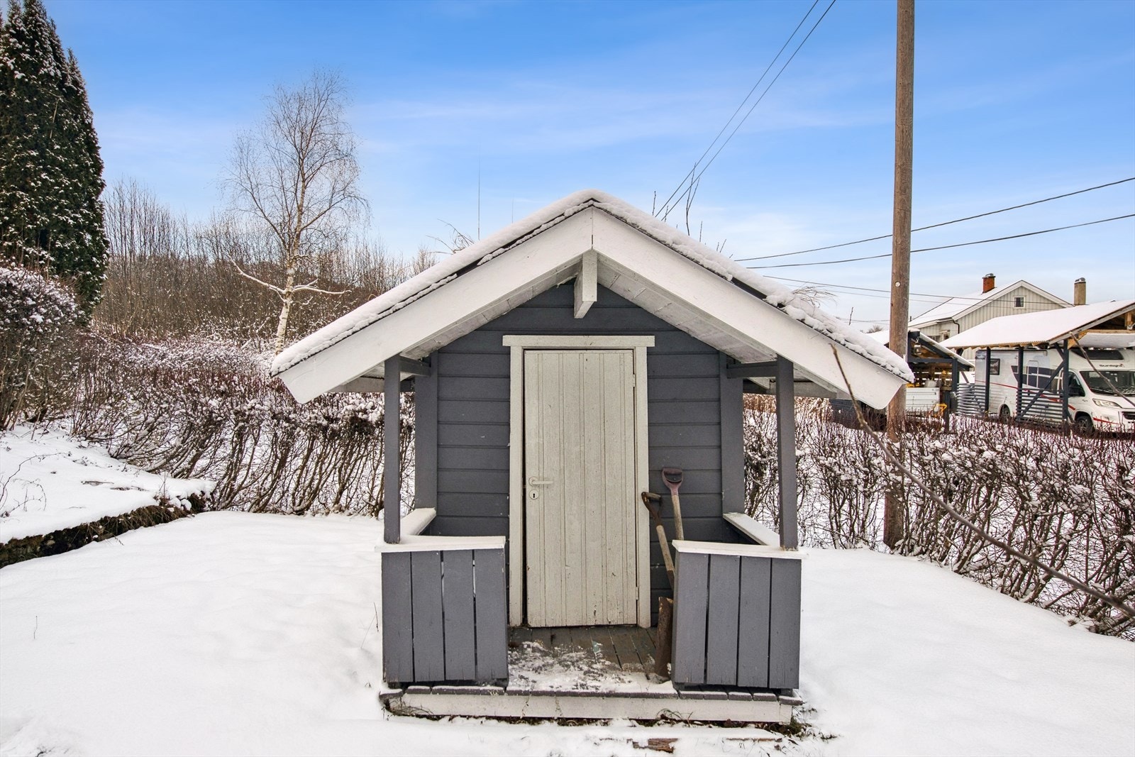 På eiendommen finner du også en sjarmerende lekestue - et hyggelig fristed for familiens minste, perfekt for kreativ lek og egne små prosjekter. Galleribilde
