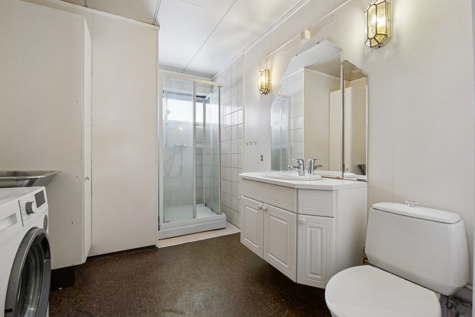 Badet har gulvbelegg og malte strievegger, med unntak av dusjnisjen som er flislagt. I himlingen er det himlingsplater. Galleribilde