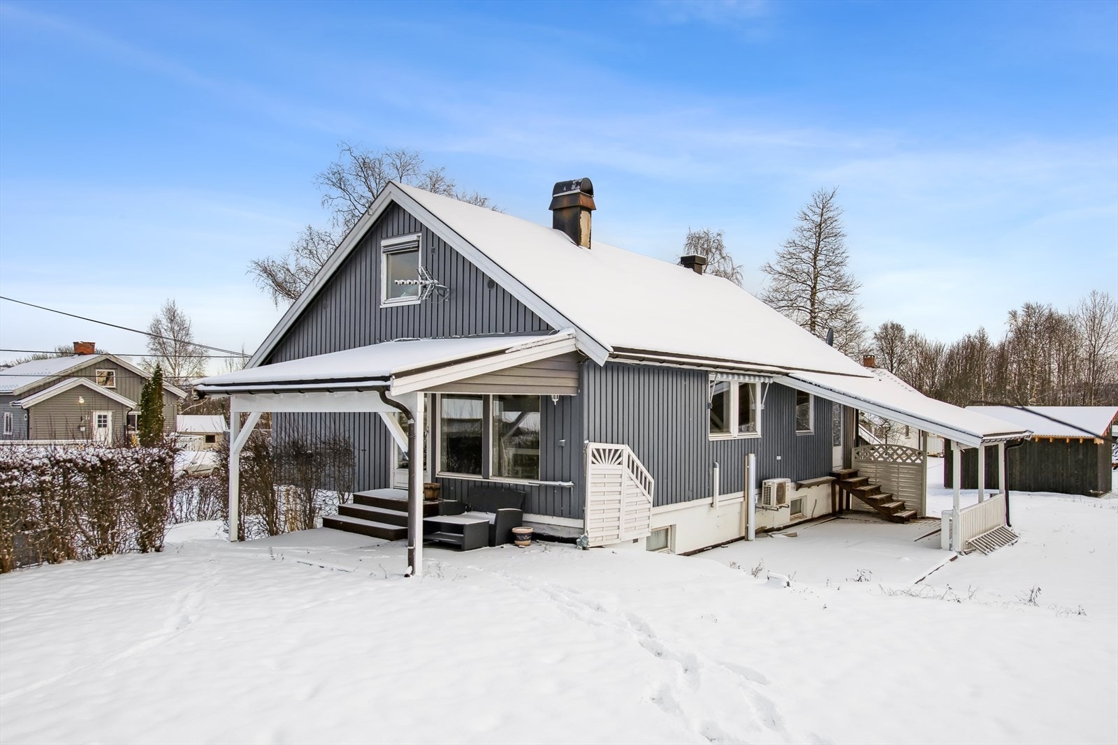 Eiendommen er perfekt for deg som ønsker å skape ditt eget hjem i rolige omgivelser, nær Mjøsa, skoler, barnehager og flotte friluftsområder. Galleribilde