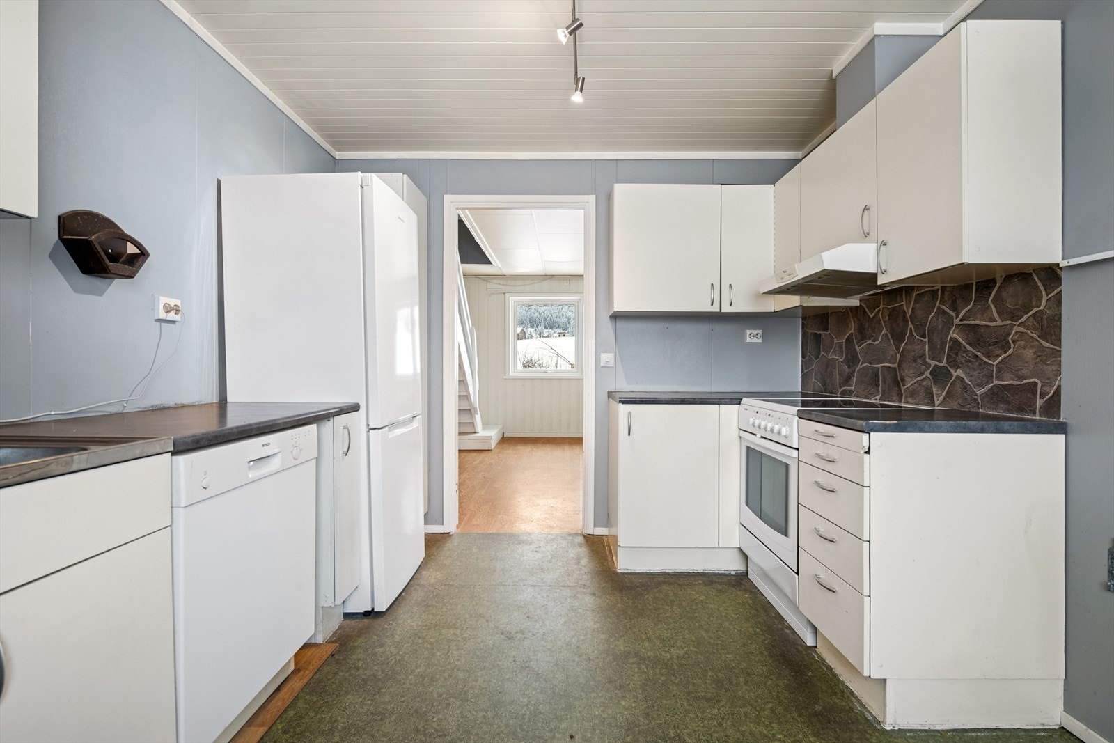 Kjøkken med praktisk beliggenhet og enkel tilgang fra stue i boligens 1. etasje. Galleribilde