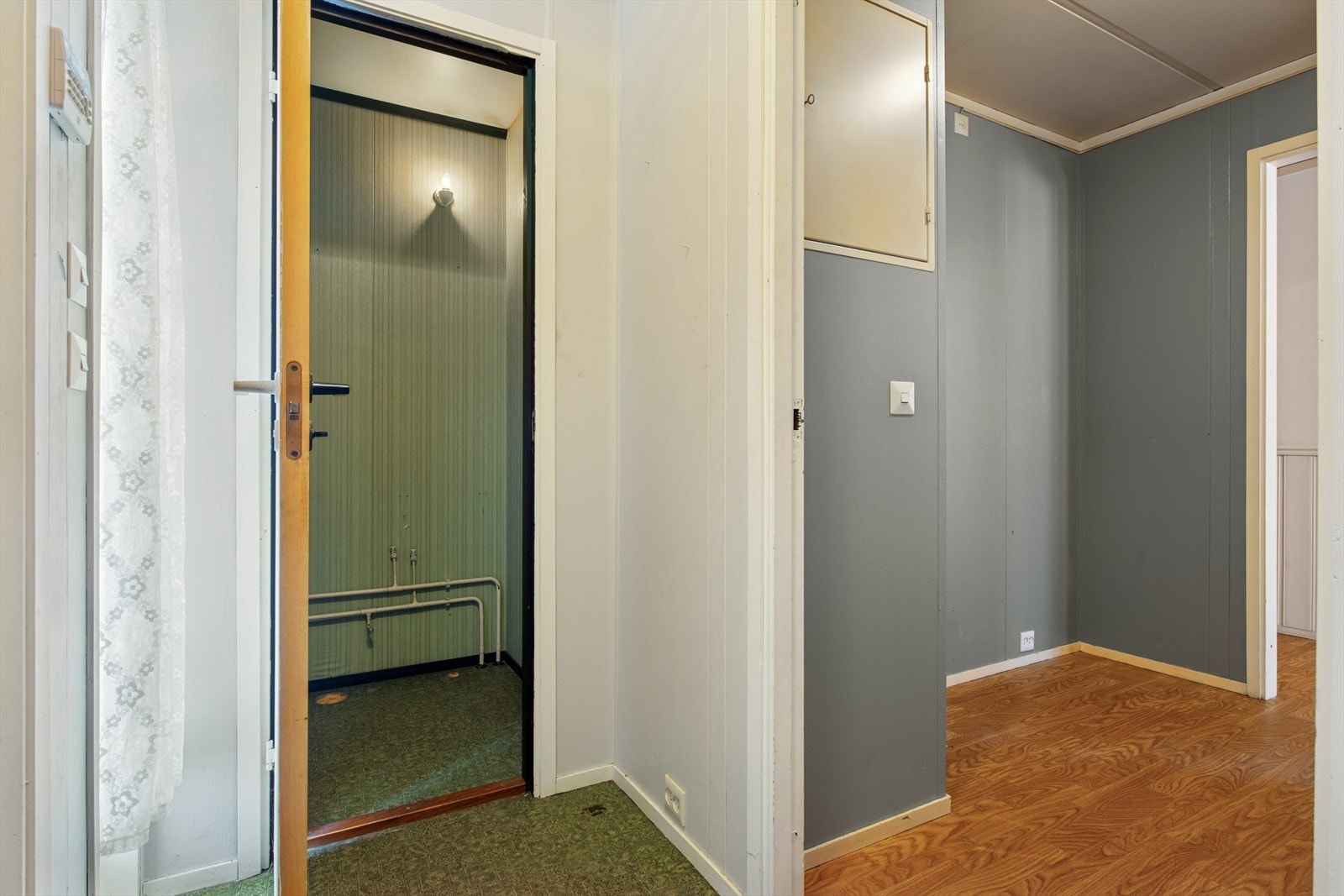 Entré mot toalettrom og gang i boligens 1. etasje. Galleribilde