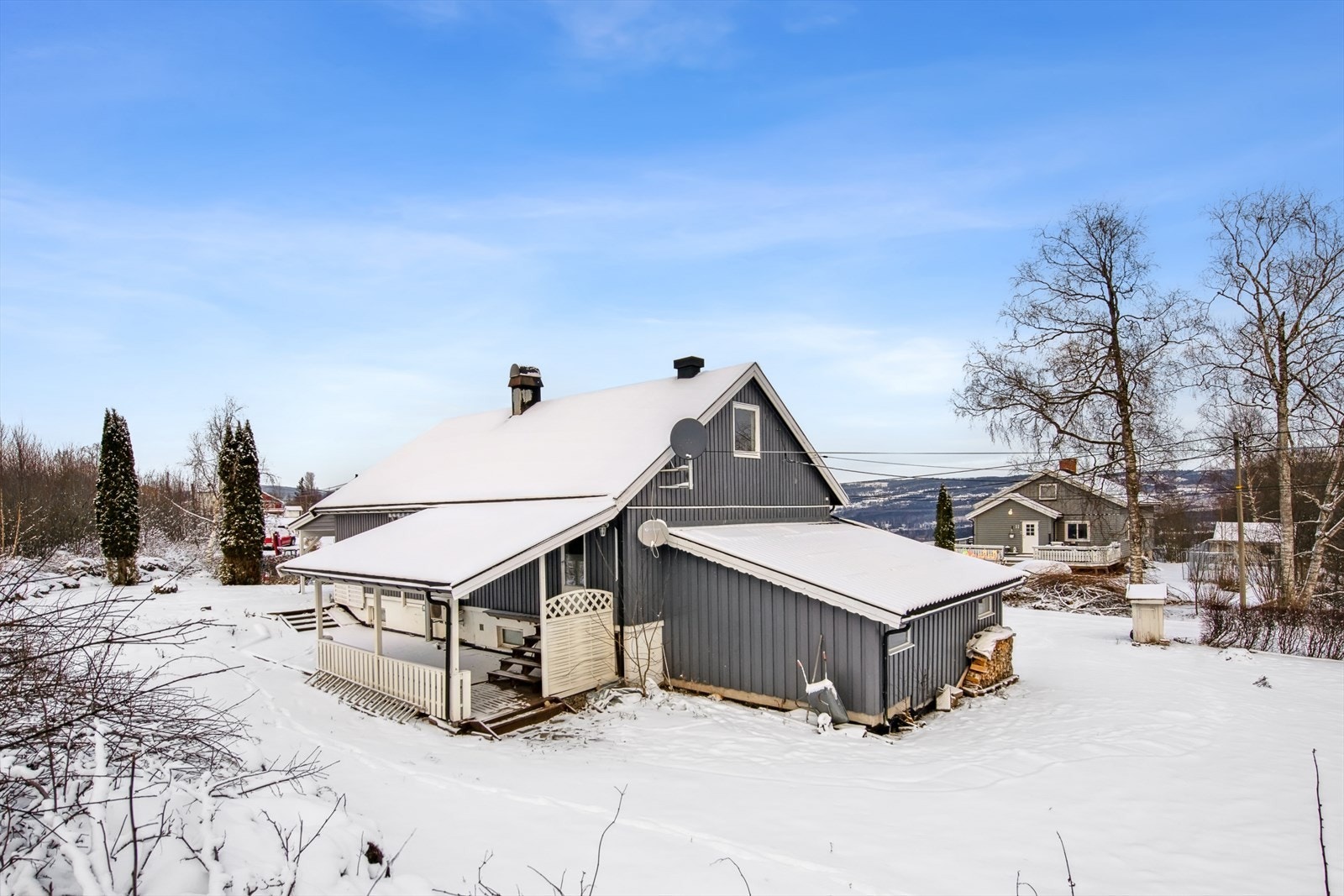 Uteplass under takoverbygg mot sør/vest med utgang fra soverom. Galleribilde