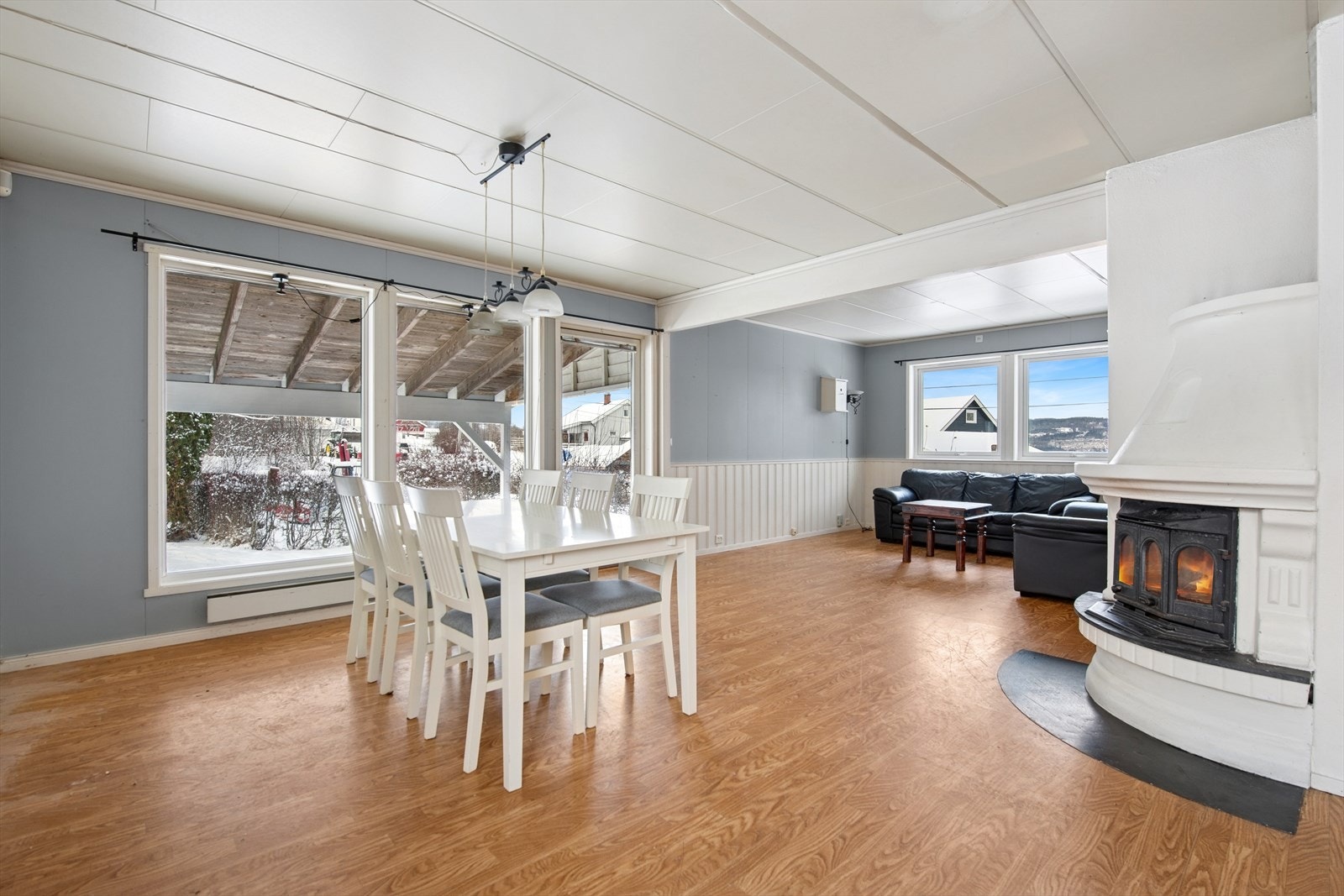 Fra stue er det direkte utgang til herlig uteplass under takoverbygg og hage. Galleribilde