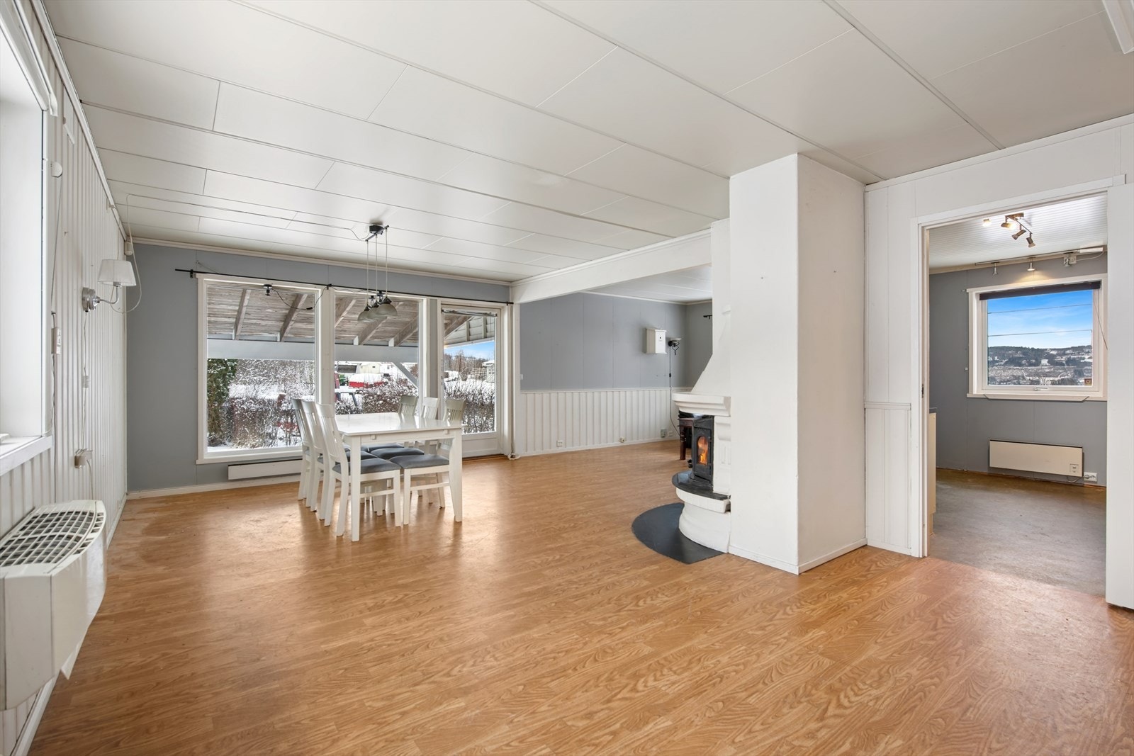 Vinkelformet løsning gir også gode muligheter for å skape de ulike møbleringssoner. Galleribilde