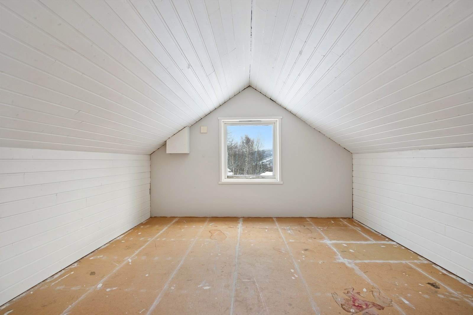 Rom 2 innredet som soverom i loftsetasje. Galleribilde