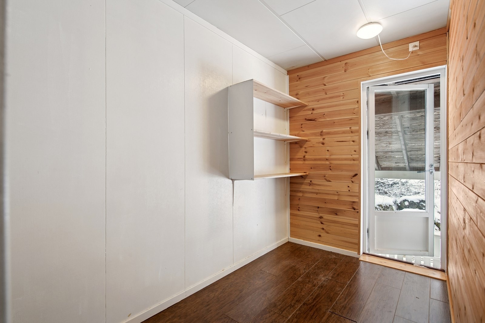 Soverom 2 med direkte utgang til uteplass under takoverbygg. Galleribilde