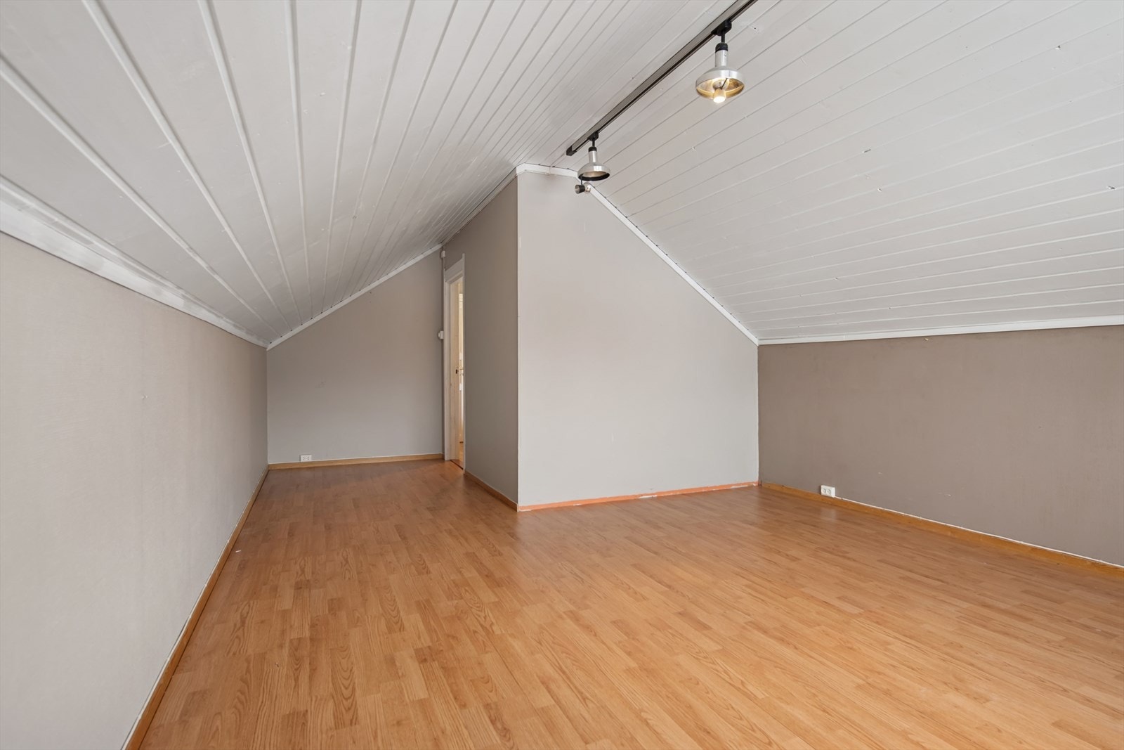 Rom innredet som soverom i loftsetasje. Galleribilde