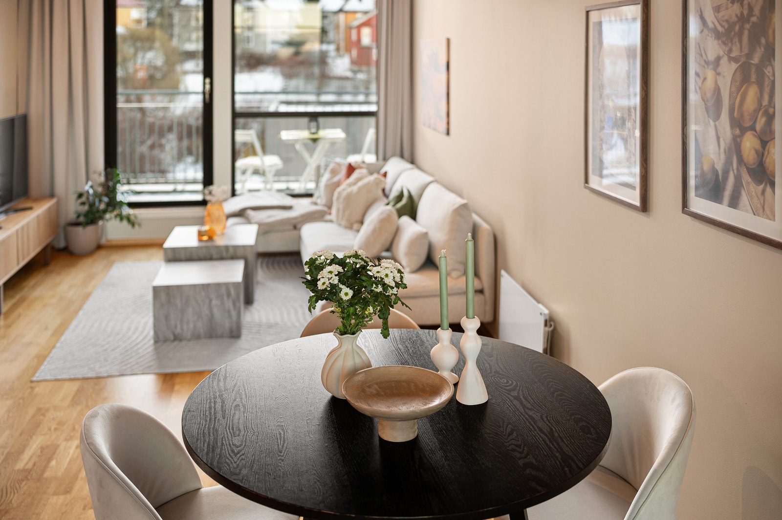 Spiseseksjonen finner sin naturlige plassering mellom kjøkken og stue. Galleribilde