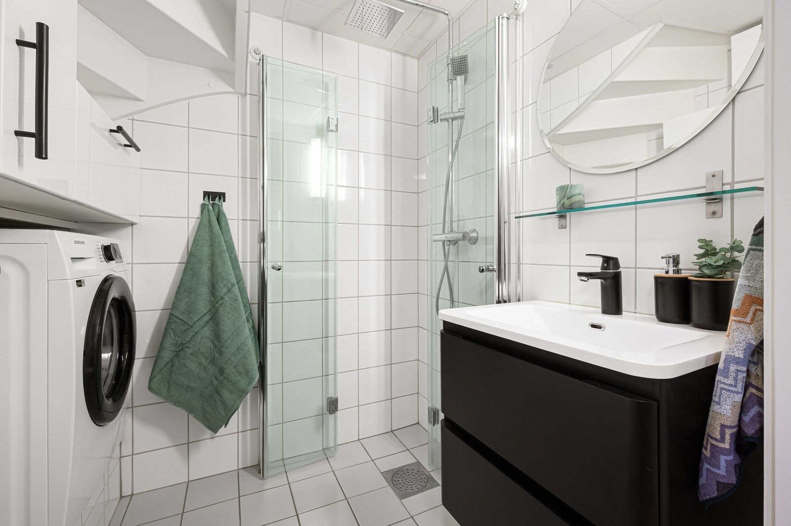 Lyst flislagt bad fra byggeår (2004) med opplegg til vaskemaskin. Galleribilde