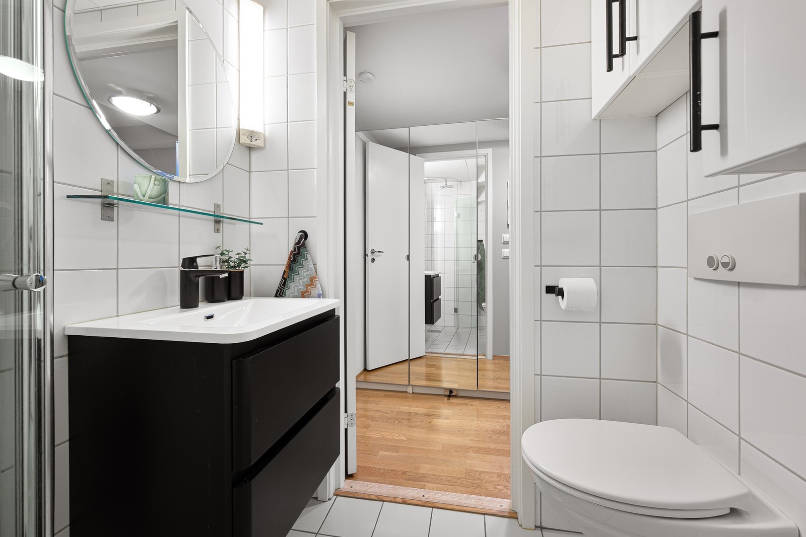 Badet har varme i gulv og framstår uten vesentlige avvik i tilstandsrapporten fra takstmann. Galleribilde