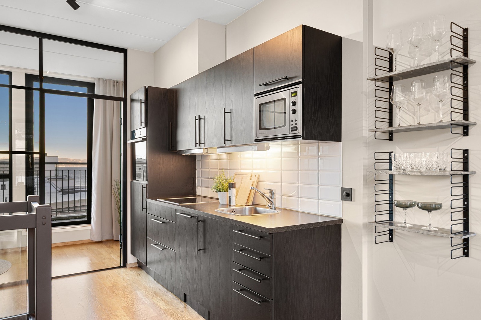 Her er det integrerte hvitevarer som kjøleskap, stekeovn og oppvaskmaskin. Galleribilde