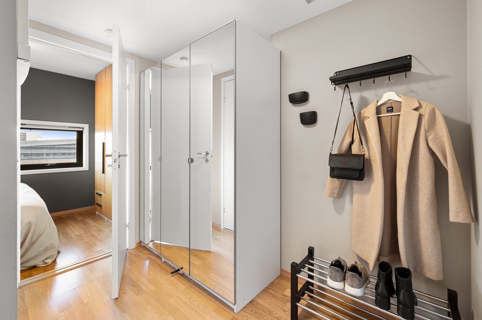 Romslig entrè på drøye 4 kvadratmeter med garderobeskap og vegghengte knagger for yttertøy. Galleribilde