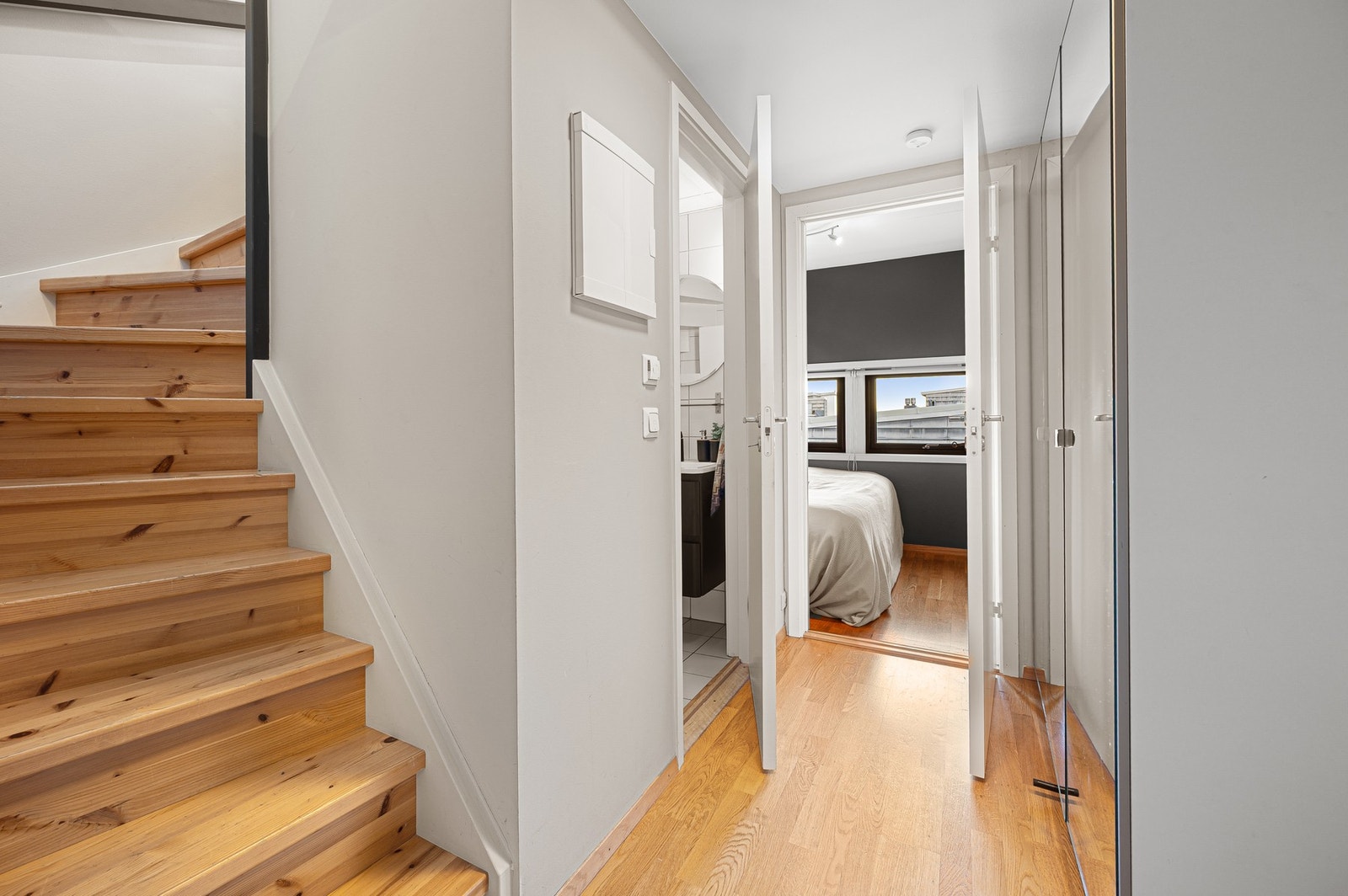 3.etasje: Fra inngangspartiet får man baderommet inn første dør på venstre side. Galleribilde