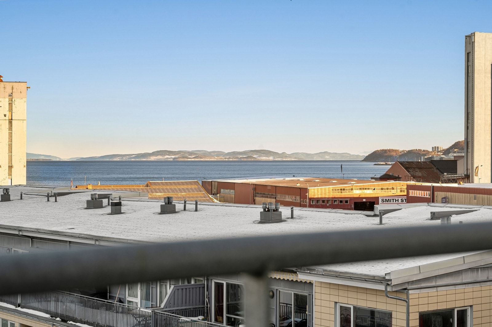 Fra balkongen har man fin utsikt mot Trondheimsfjorden - Galleribilde