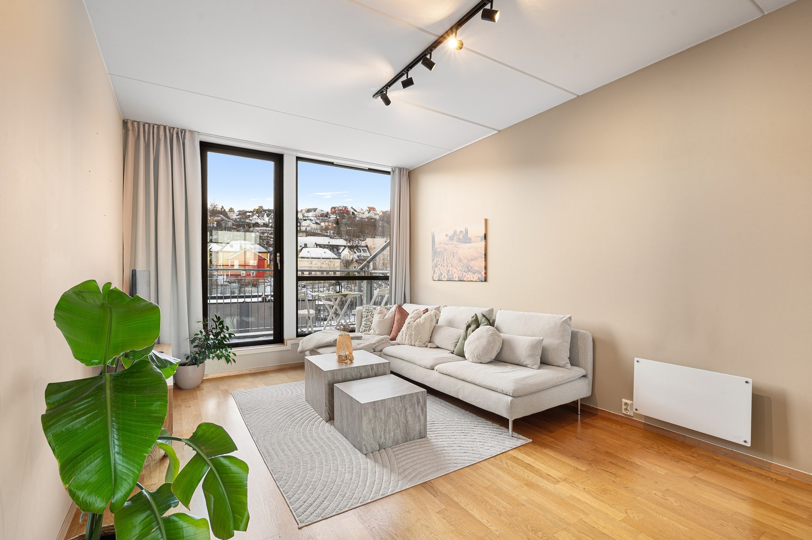 De store vindusflatene på hver side av leiligheten gir rikelig med lysinnslipp, noe som bidrar til en behagelig atmosfære i hele boligen. Galleribilde