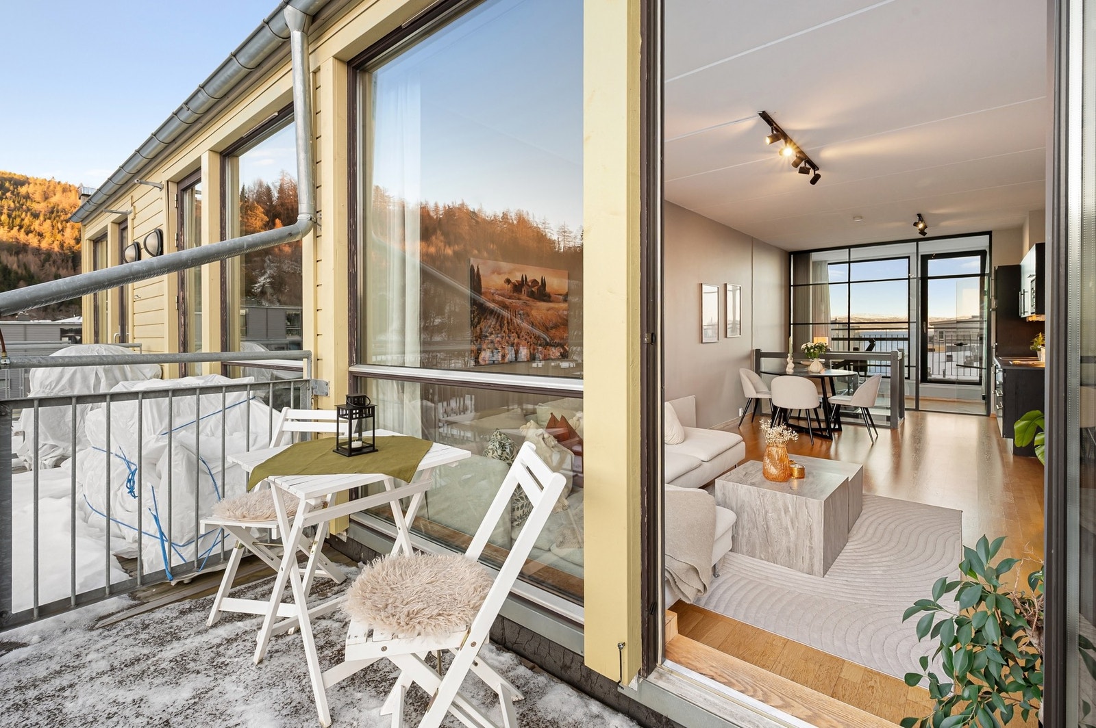 Sørvendt balkong på ca. 5 kvadratmeter. Galleribilde