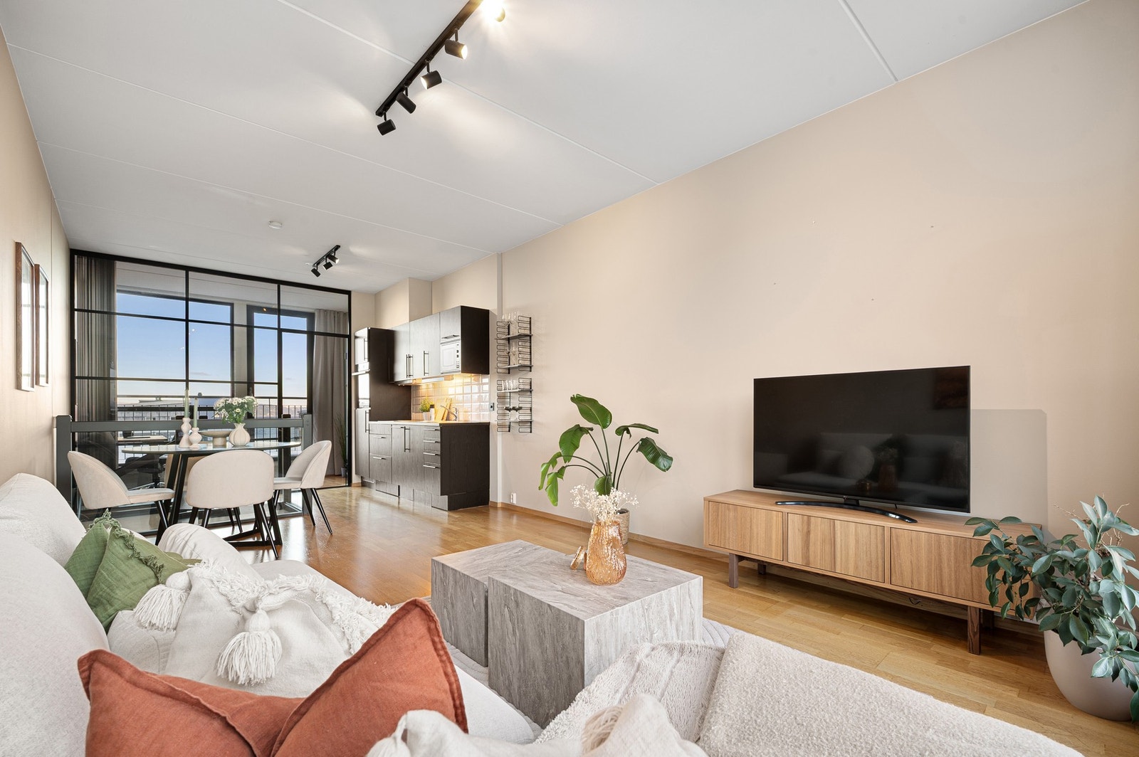 Velkommen til Mellomila 61. Innbydende 3-roms selveier over to plan i toppetasje (2004) | Fjordutsikt | To balkonger | Egen P-plass & bod i kjeller! Galleribilde