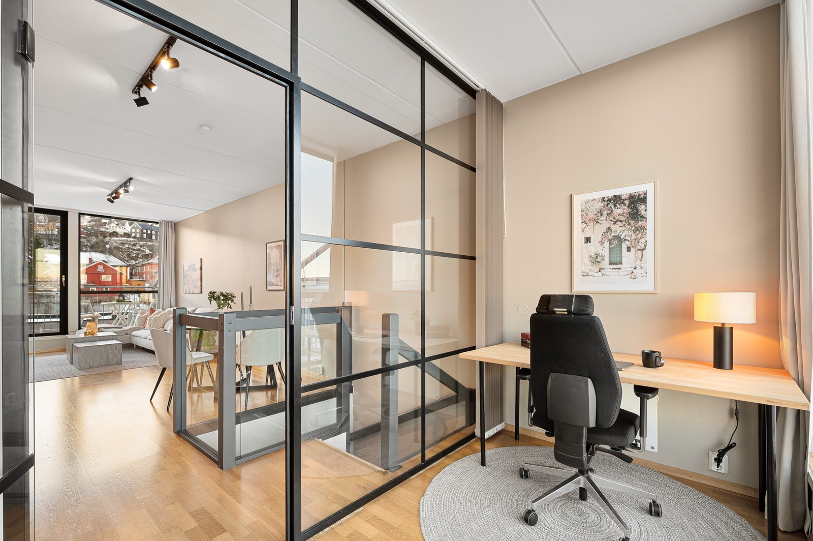 Dagens eier har satt opp en glassvegg for etablering av ett ekstra soverom. Galleribilde