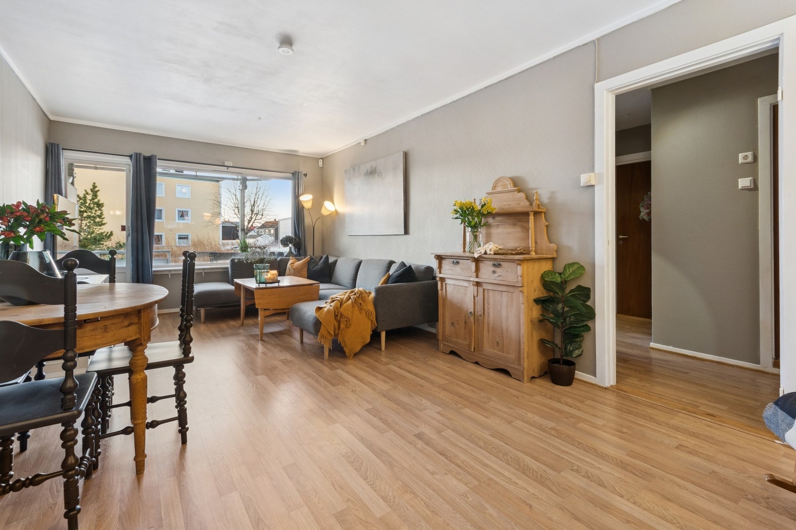 Utgang fra stuen til takoverbygd balkong. Galleribilde