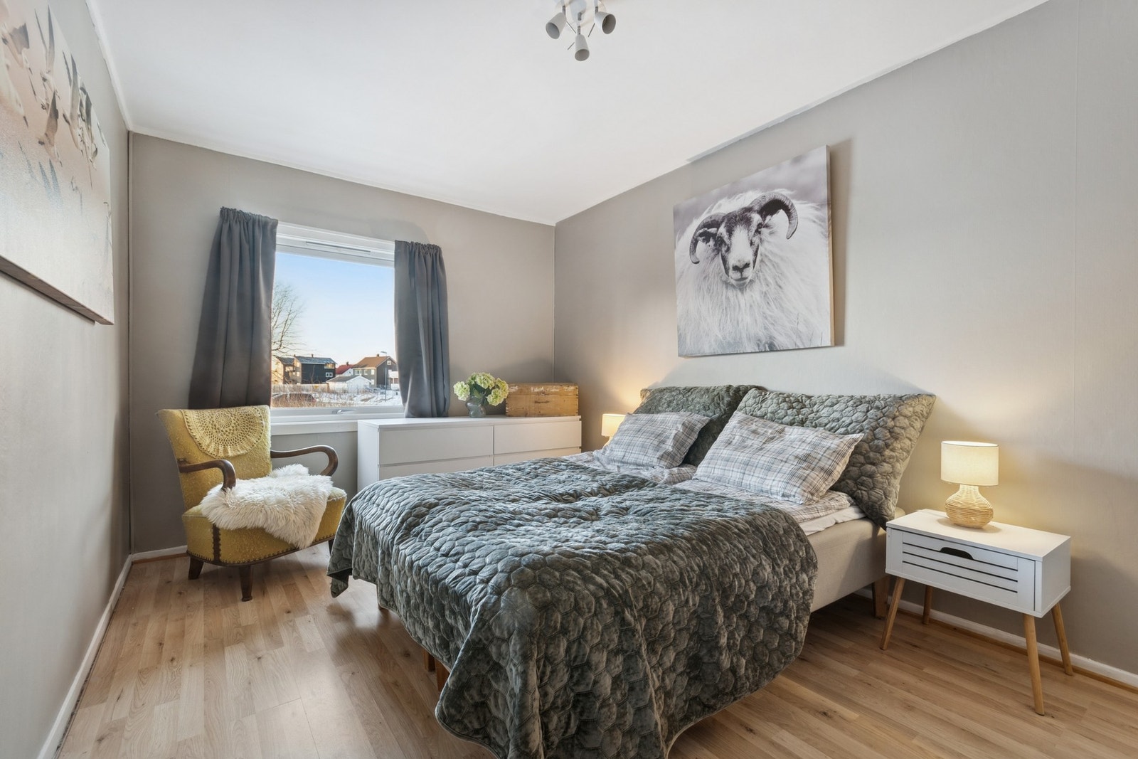 Romslig Soverom med plass til dobbeltseng. Galleribilde