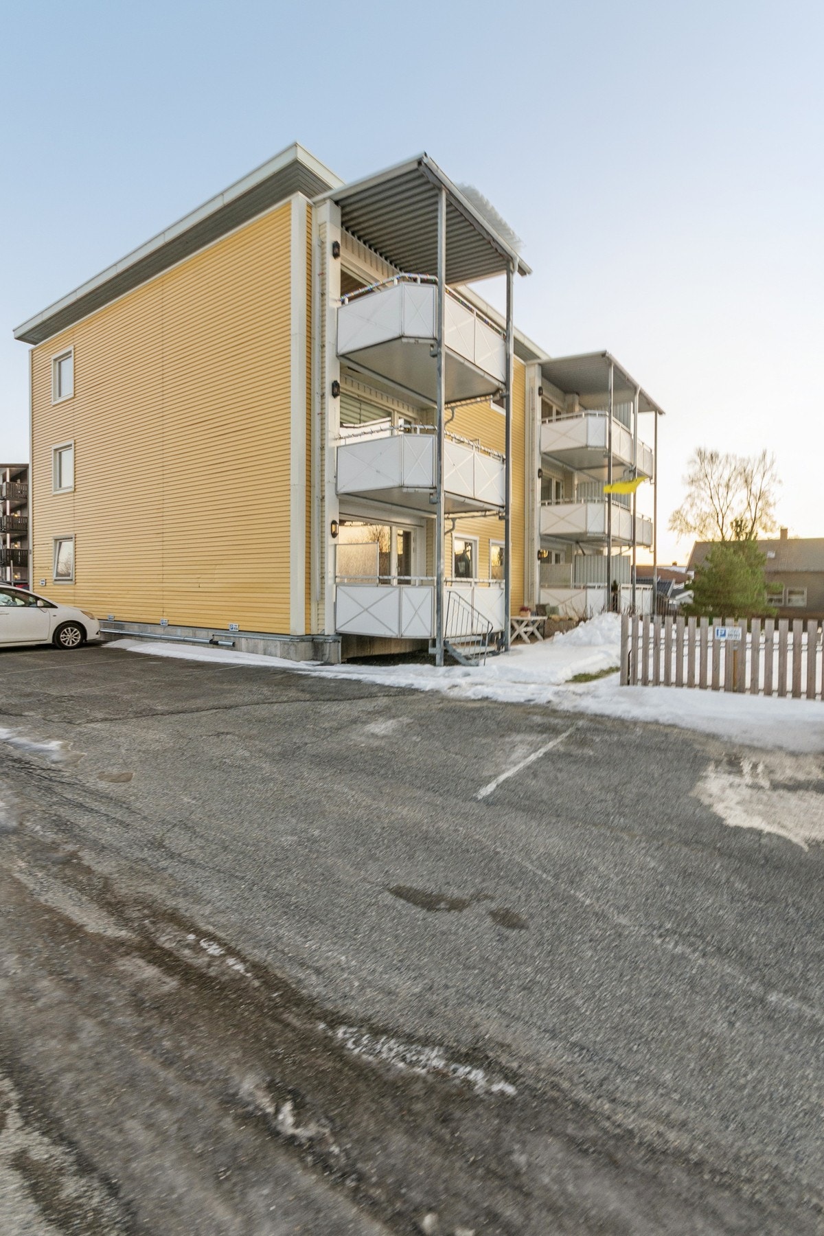 Plenklipping, vask av fellesarealer og brøyting er inkludert i felleskostnader. Galleribilde