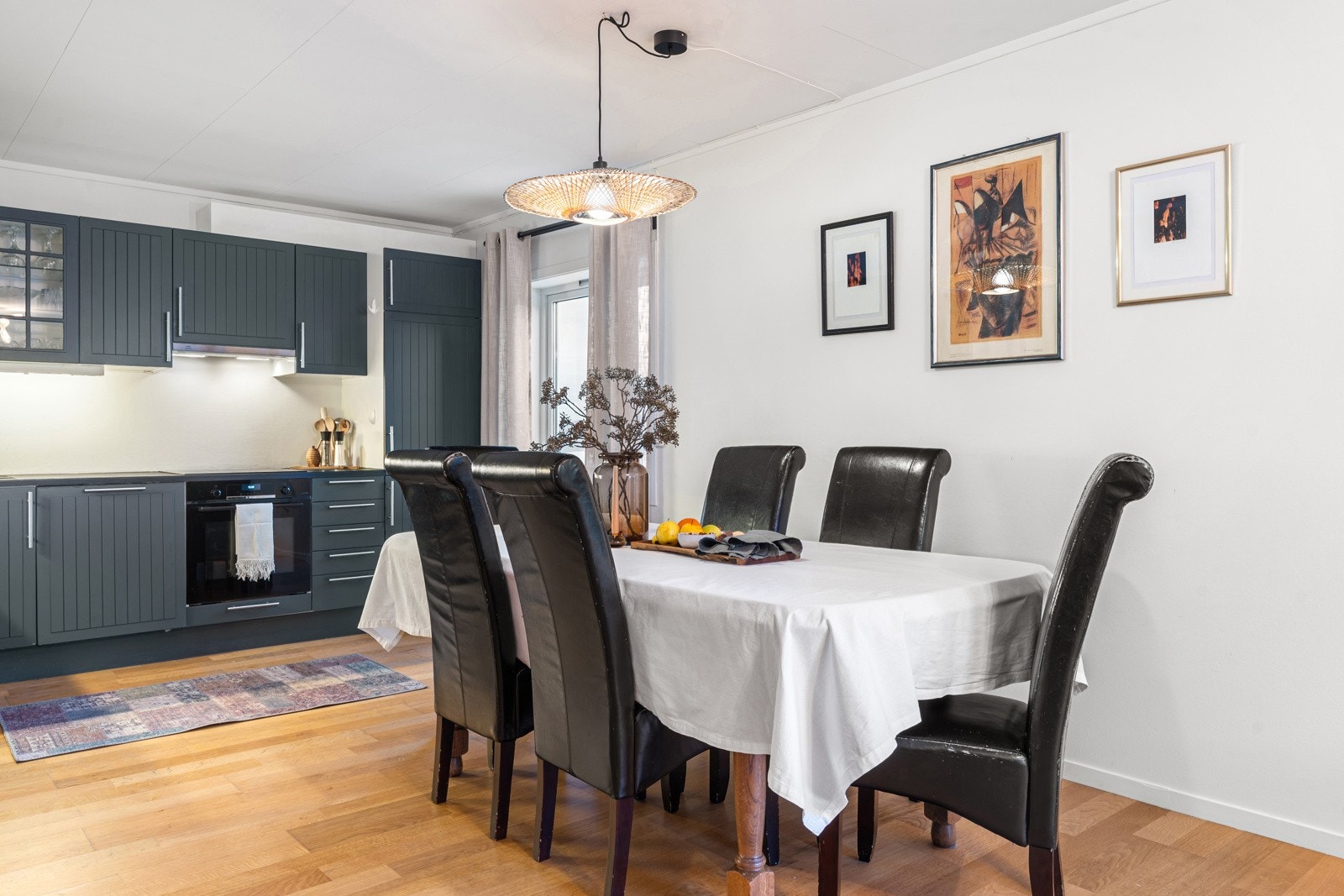 Plass til stort spisebord på kjøkken. Galleribilde