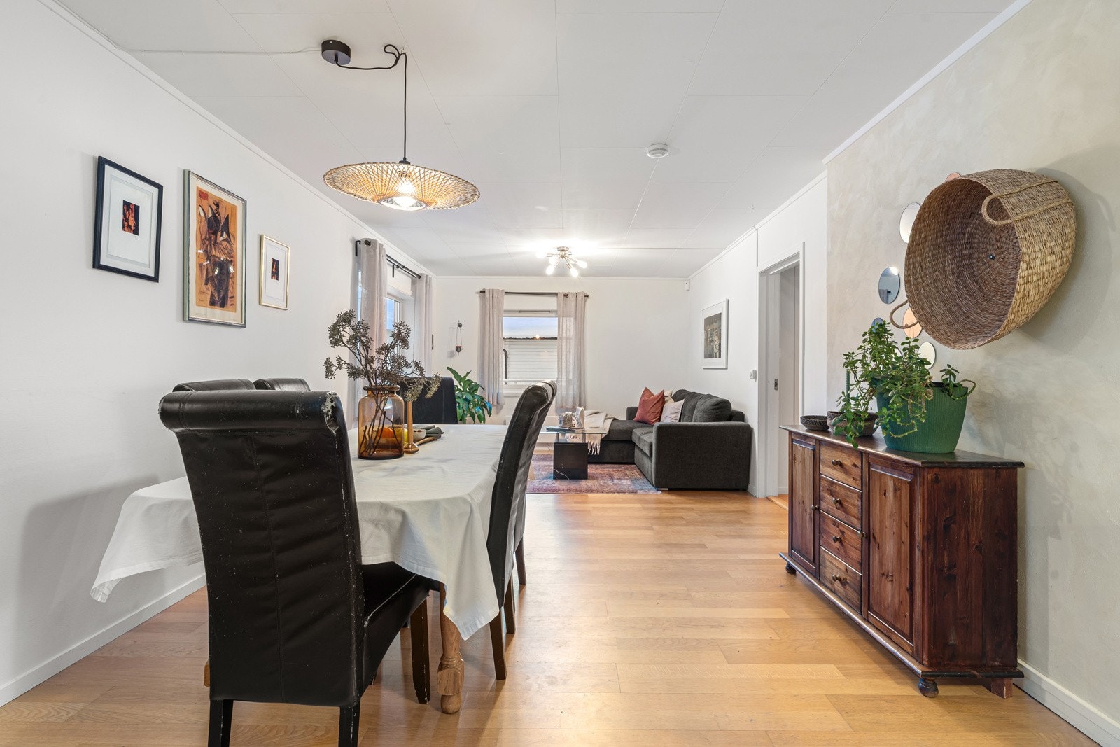 Stuen er malt i moderne og tidløse farger som skaper god romfølelse. Galleribilde