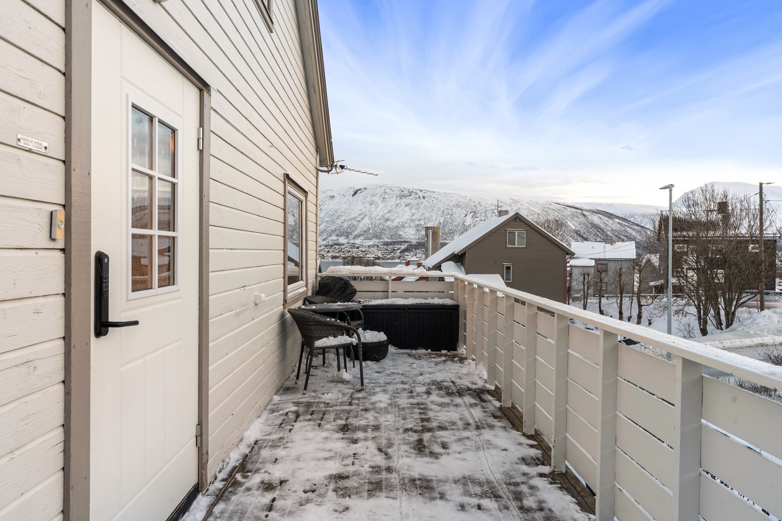 Inngangspartiet har stor veranda med gode solforhold, plass for utemøbler og nydelig utsikt! Galleribilde