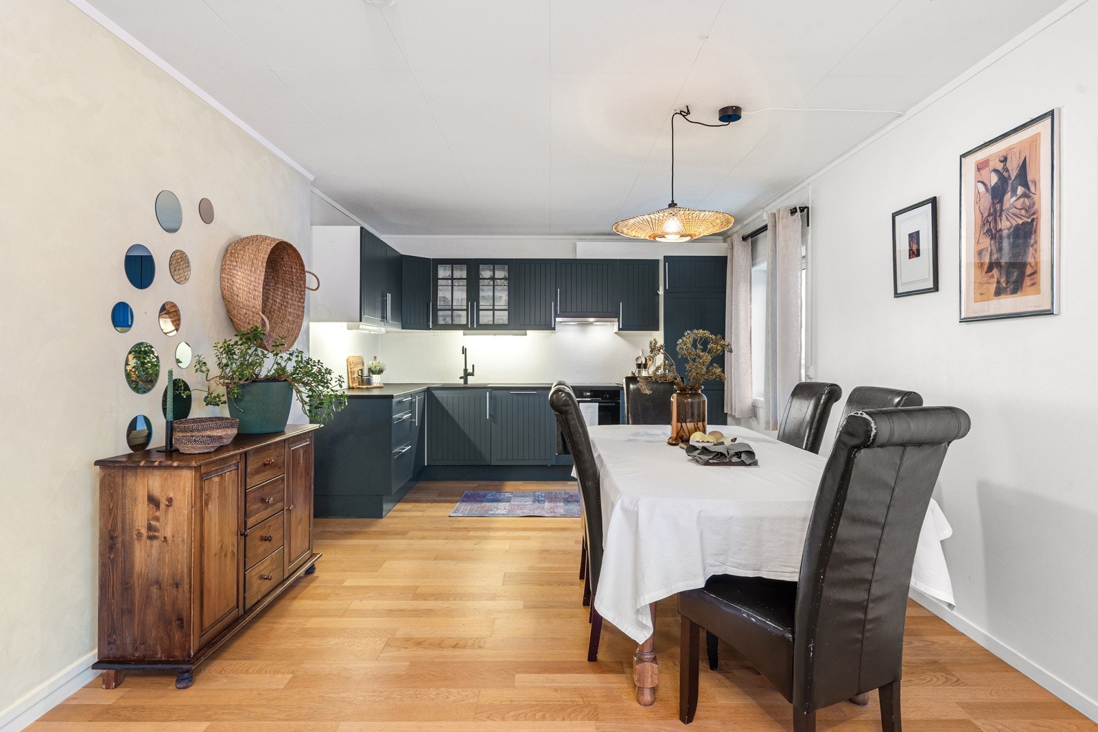 Det er åpen stue/kjøkken løsning som gir god plass til spisebord. Galleribilde