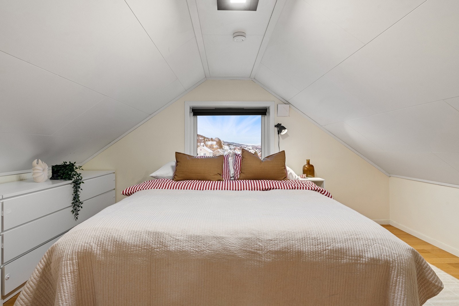 Soverom 2 har god plass til stor seng og oppbevaringsmøbler. Galleribilde