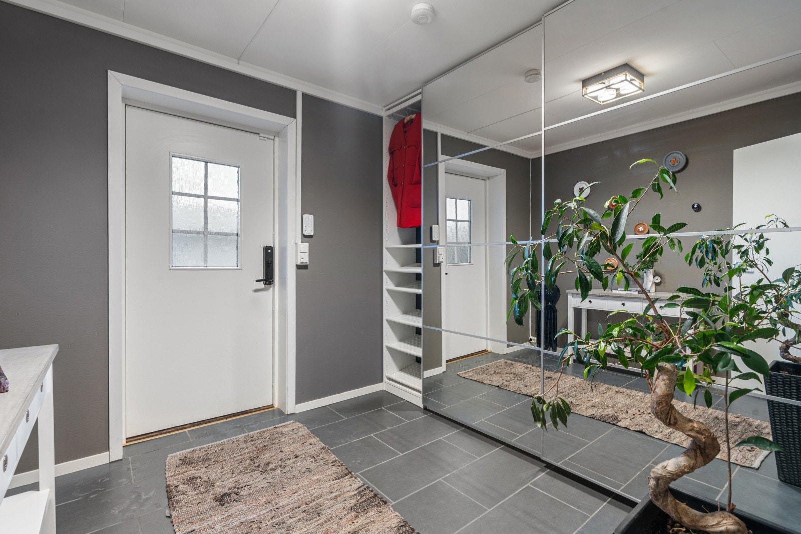 Entreen har god plass for oppbevaring av sko og yttertøy i både skyvedørsgarderobe og i rommet for øvrig. Galleribilde