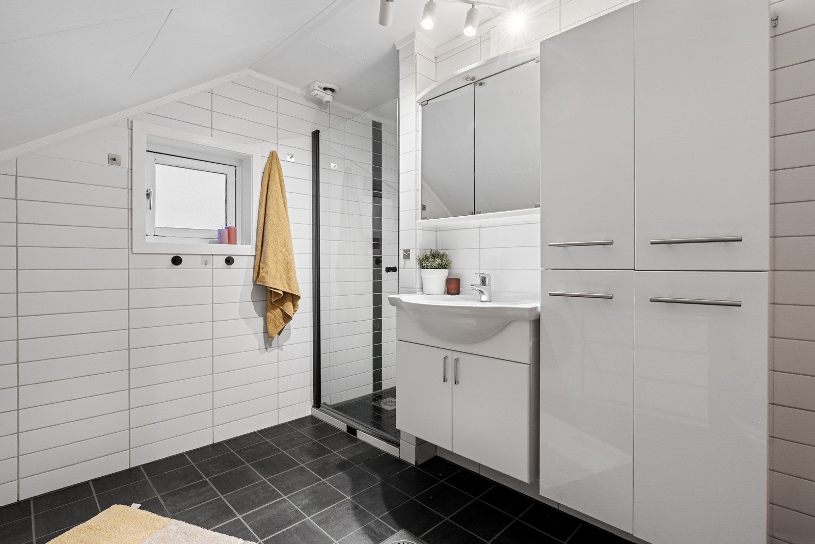 Godt med oppbevaringsplass i ekstra høyskap. Galleribilde