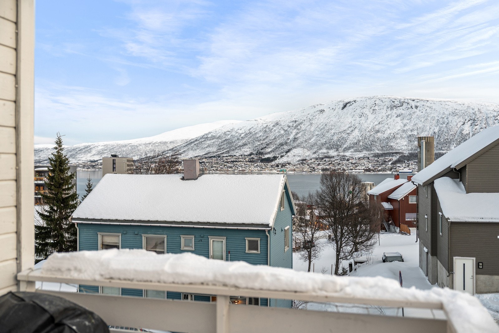 Verandaen har flotte solforhold og nydelig utsikt over Tromsøysundet mot Tromsdalstinden. Perfekt plass for morgenkaffen når været spiller på lag. Galleribilde