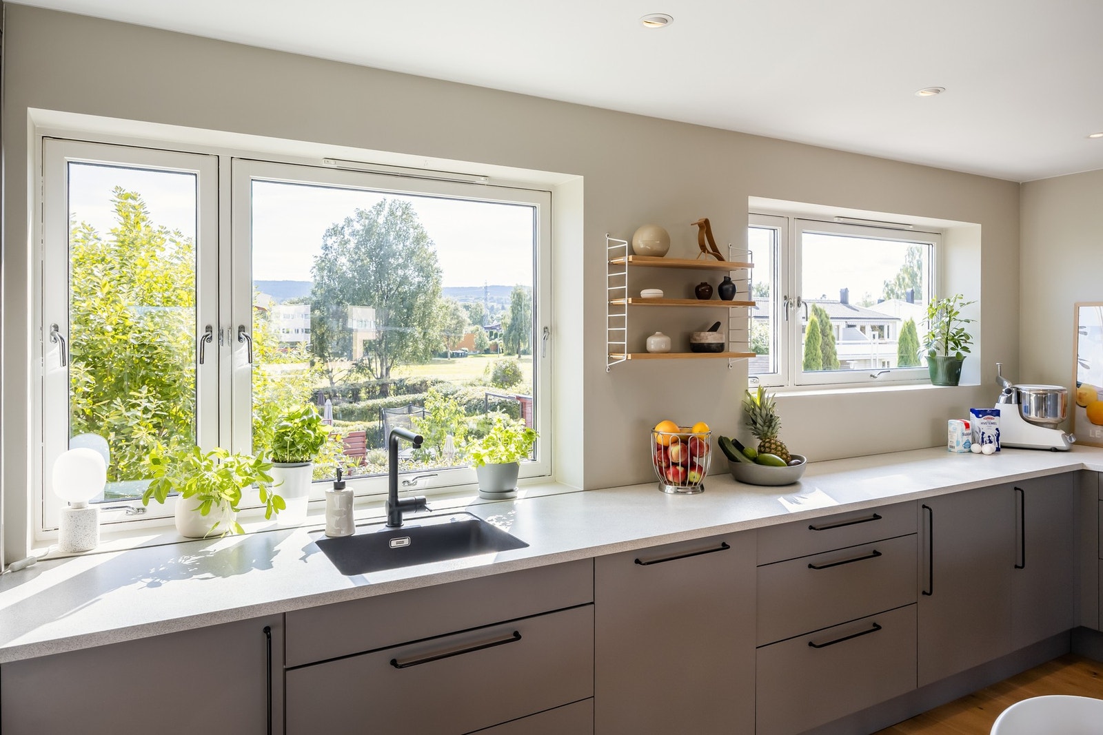 Generøs benkeplass, arbeidsflater og lagringsplass gjør både dagligdagse og selskapsmåltid til en fornøyelse. Galleribilde