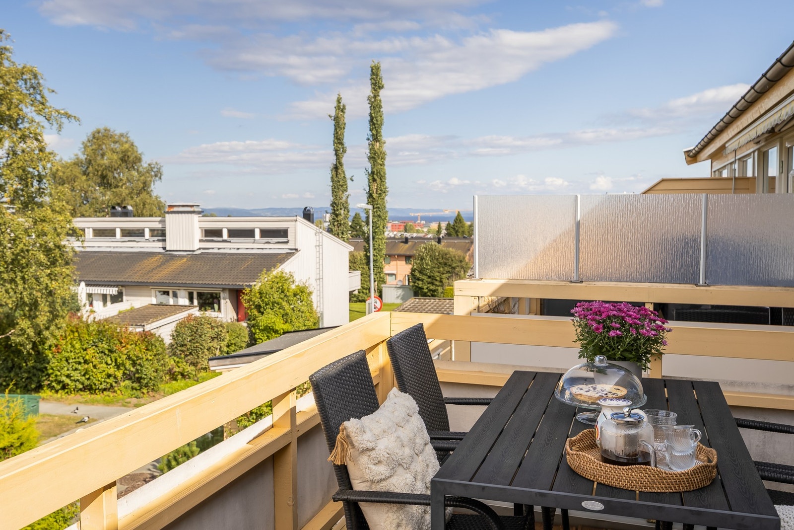 Balkongen utgjør ca. 11 kvm og gir naturlig plass for spisebord. Galleribilde