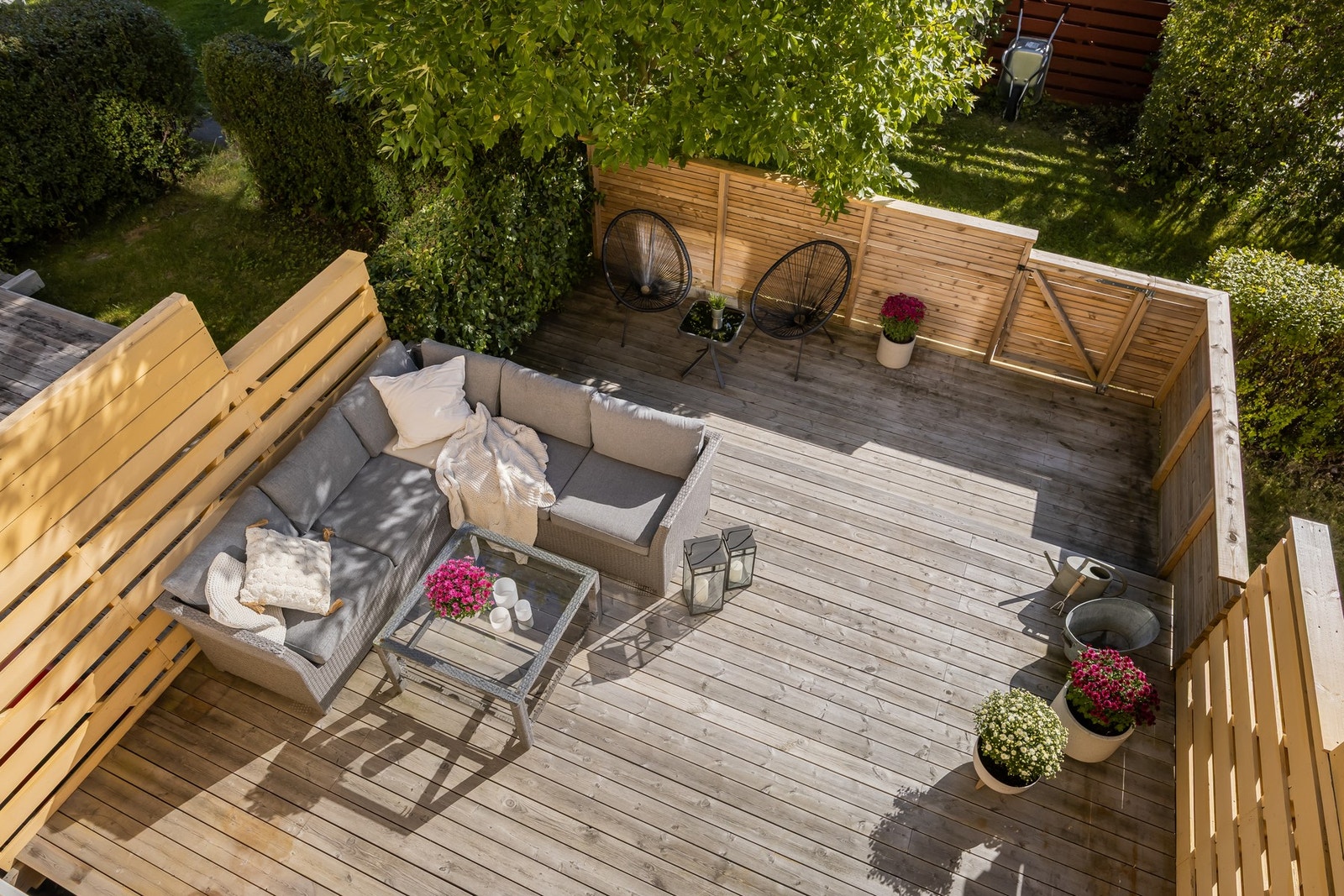 Romslig terrasse på ca. 51 kvm på baksiden av huset. Galleribilde