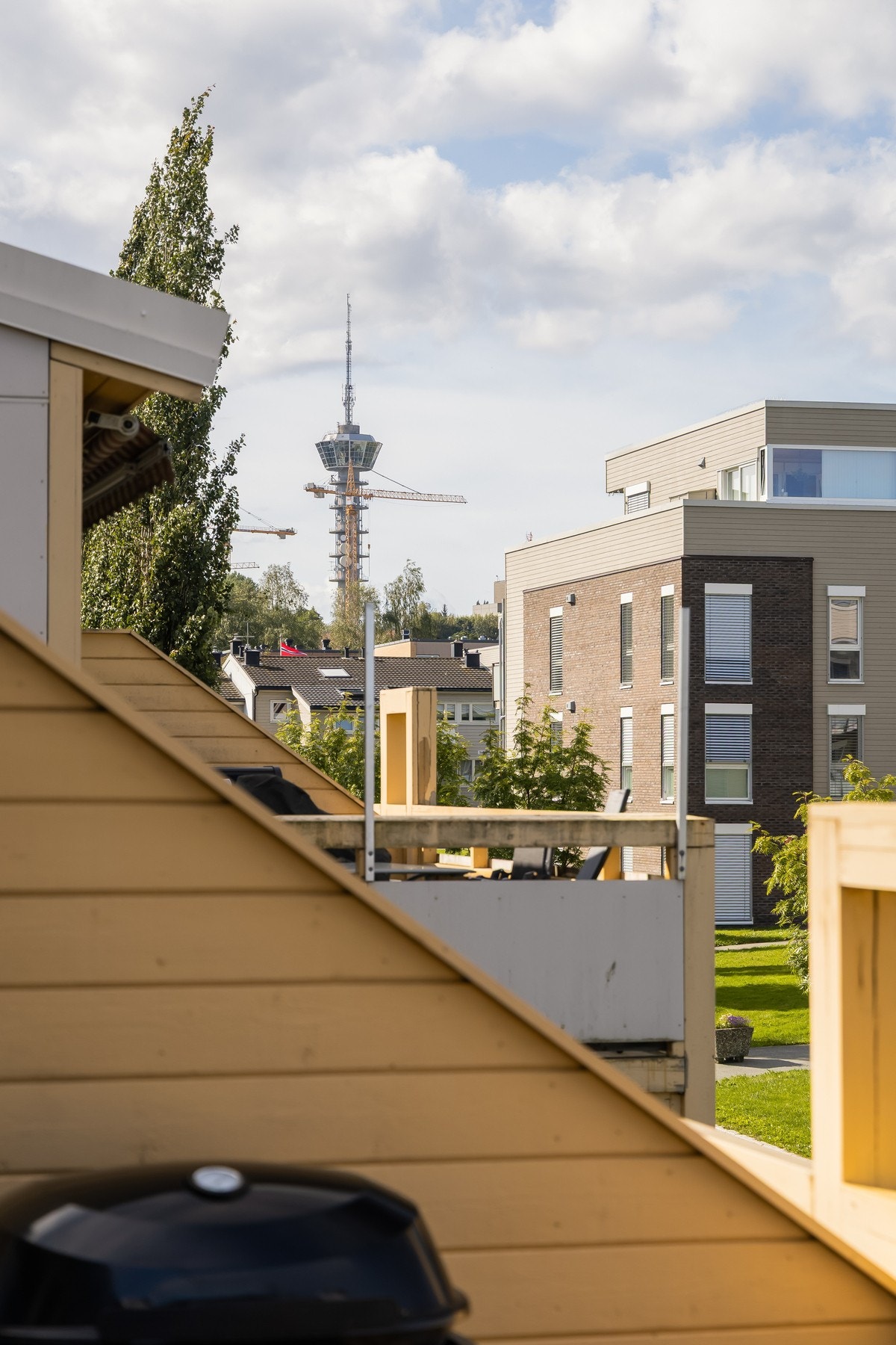 Her har man utsikt i flere himmelretninger, og kan nyte sola fra ca. kl. 15-22.30 på sommerstid. Galleribilde