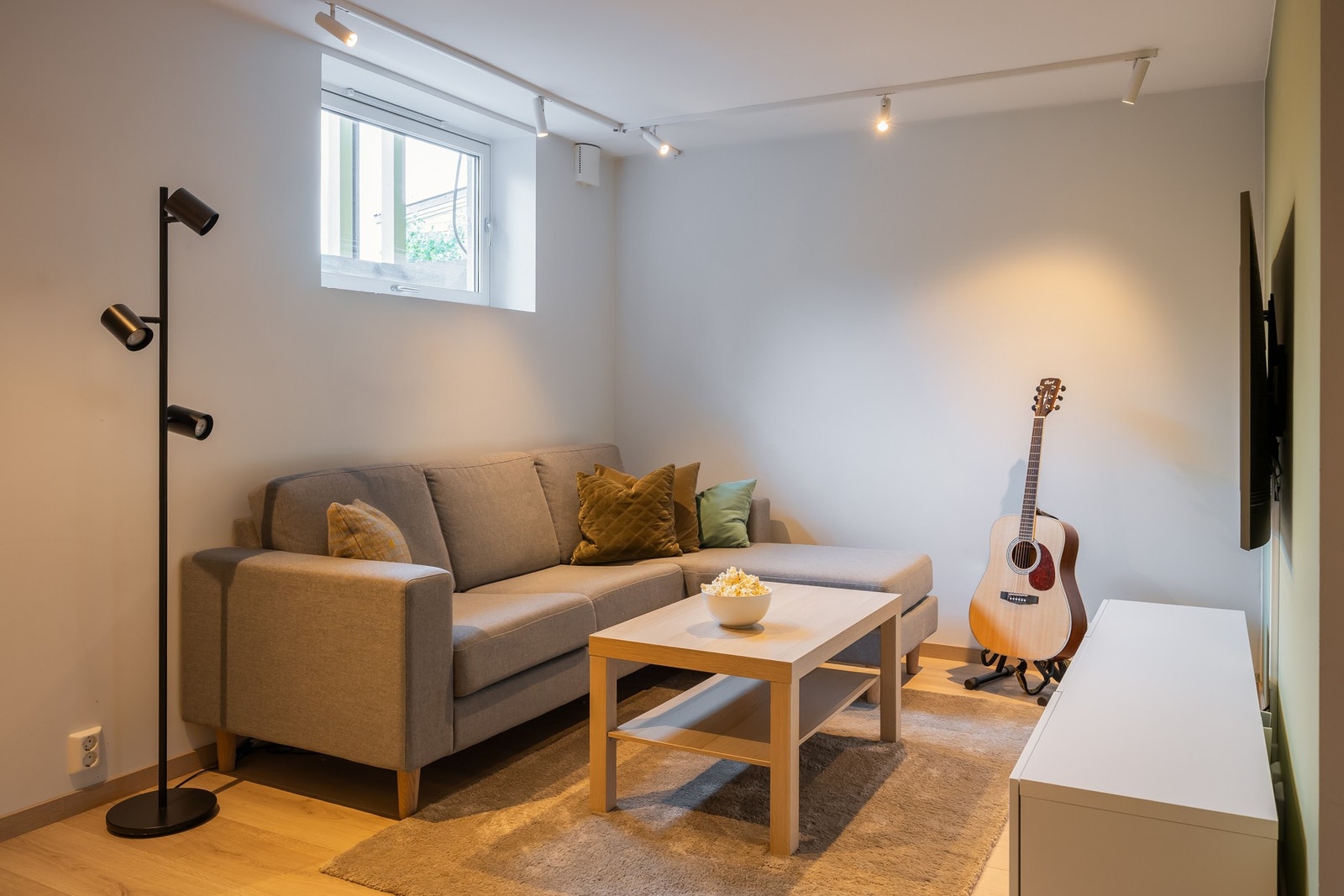 Innredet kjellerstue med varmefolie i gulv, 1-stavsgulv som og rømningsvindu. Galleribilde