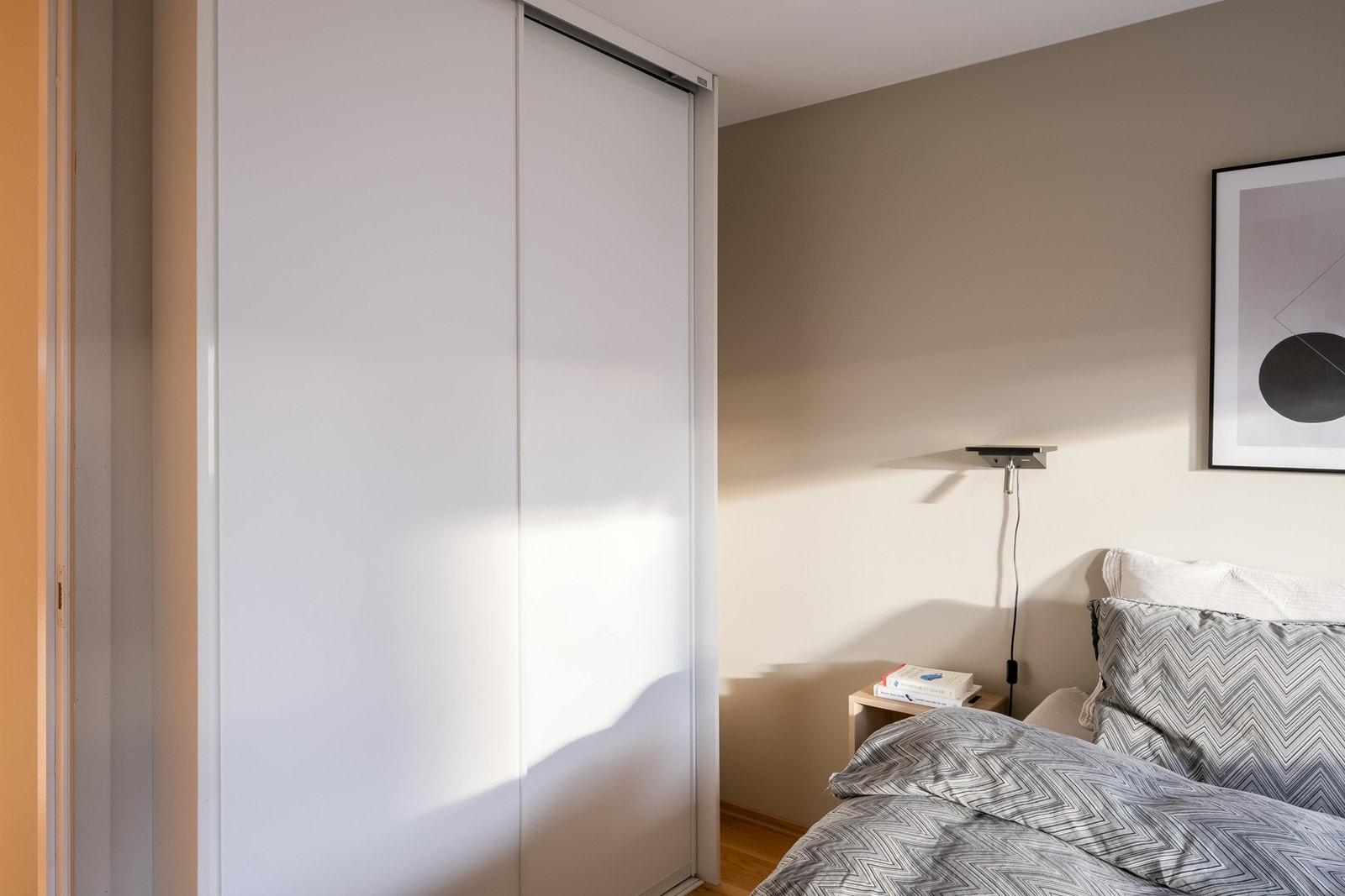 Lagringsrik skyvedørsgarderobe på hovedsoverommet. Galleribilde