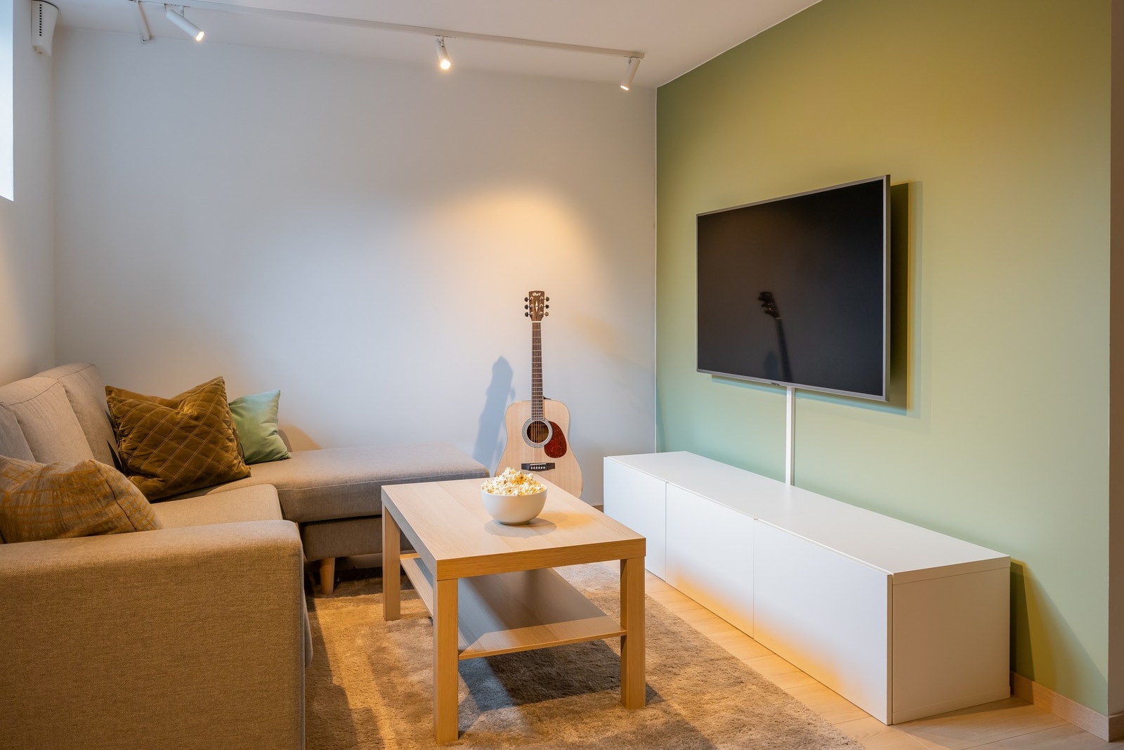 Praktisk med ei ekstra stue om det skulle være barna som har besøk eller en fotballkamp eller to som skulle vært sett. Galleribilde