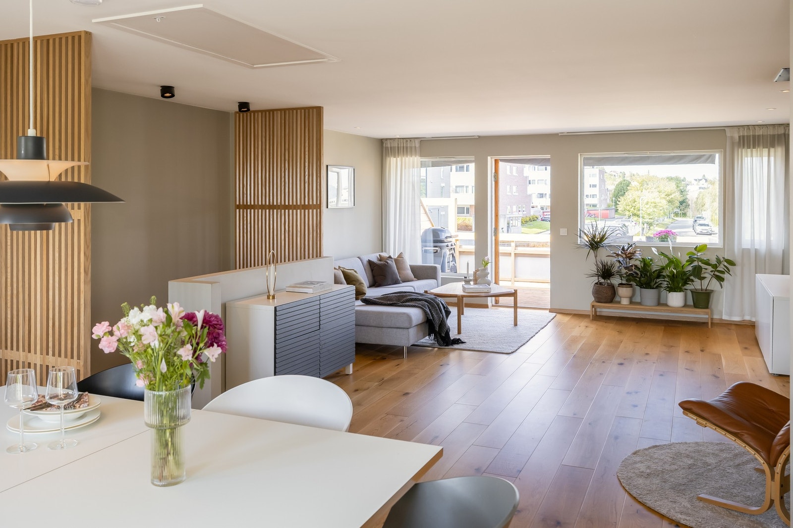 Den åpne planløsninga i 2. etasjen gir godt med gjennomlys i hele stue- og kjøkkenarealet. Galleribilde