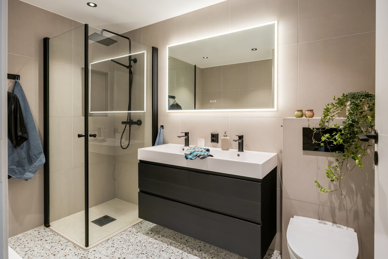 Renoveringa ble gjennomført av fagfolk, og innebar bl.a. nytt sluk, avretting av gulv, støping av varmekabler, ny membran, overflater og fullstendige baderomsfasiliteter. Galleribilde