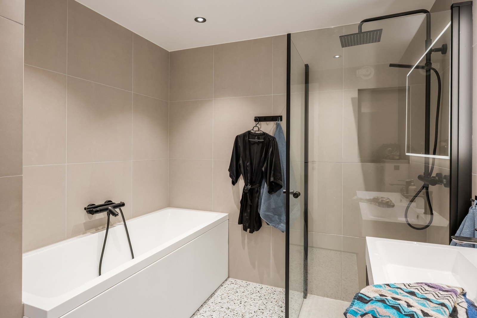 Lekkert baderom fra 2020 med 60x60 flis på gulv og vegger, og mosaikkflis i dusjsone. Galleribilde